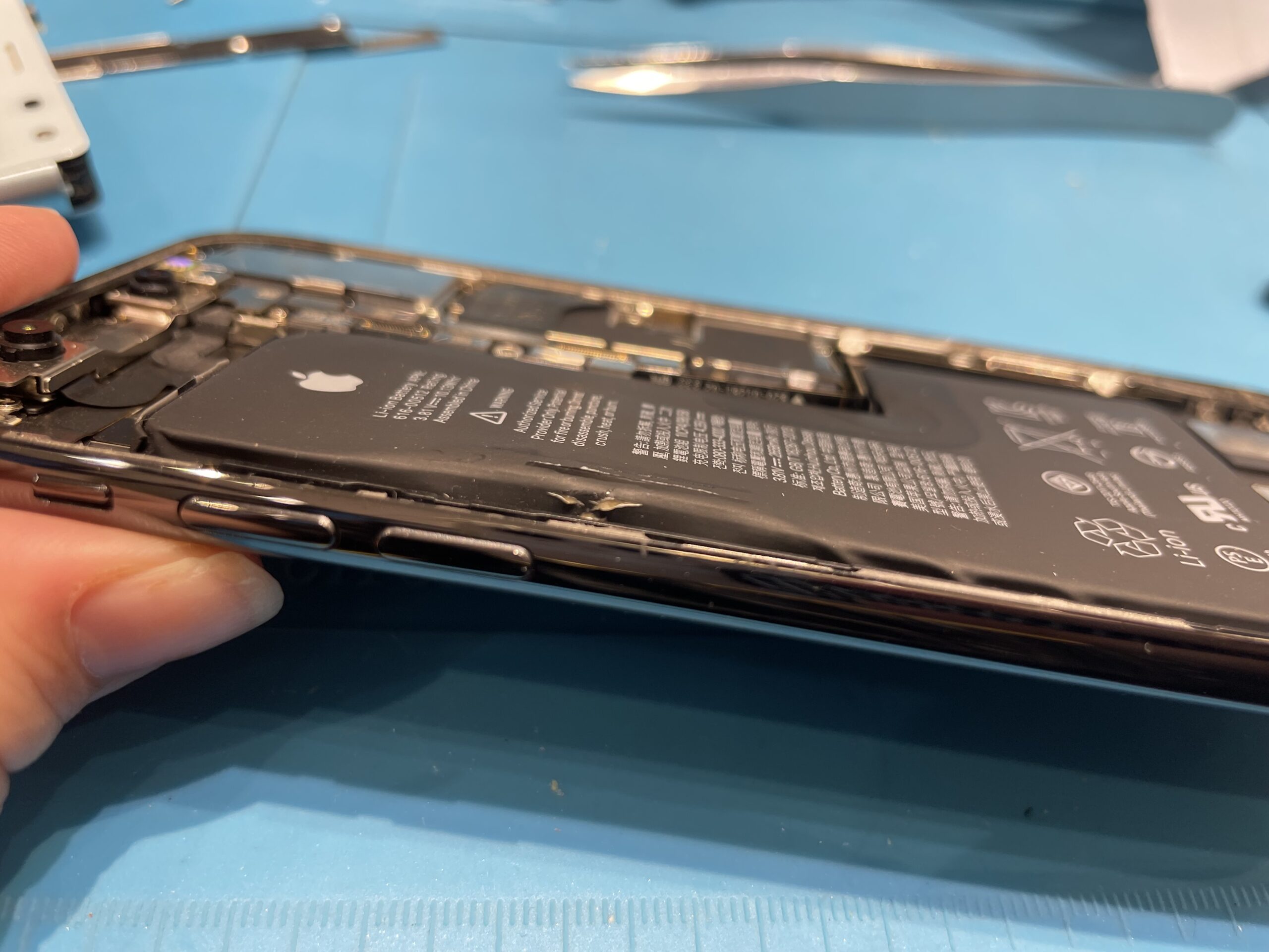 【即日修理対応】iPhoneXsの膨張バッテリー交換！