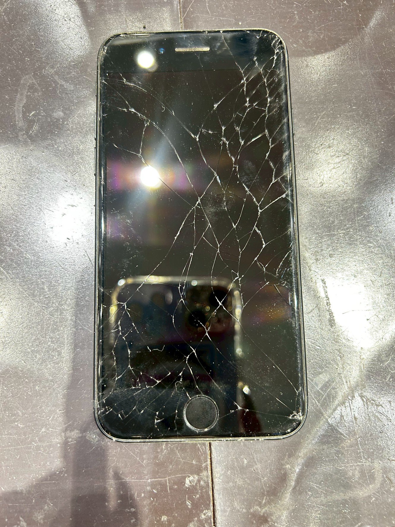 iPhoneSE第三世代　画面割れ