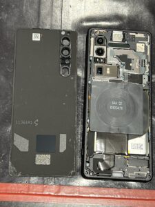 バックパネルを開けていきます!