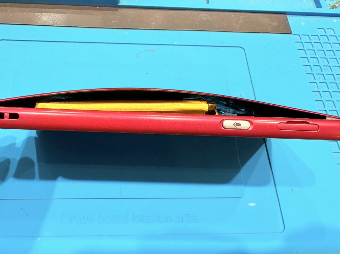 【発火のリスクも…】バッテリーが膨張したら放置せずに交換を！