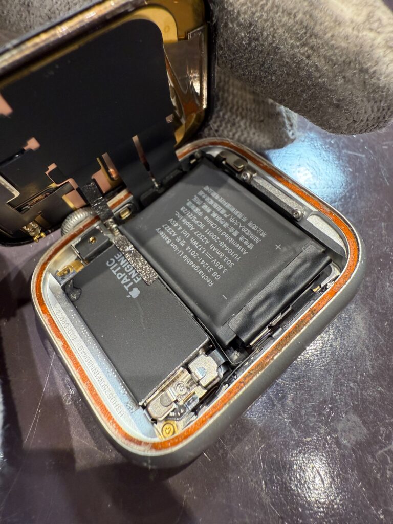 AppleWatch バッテリー交換中