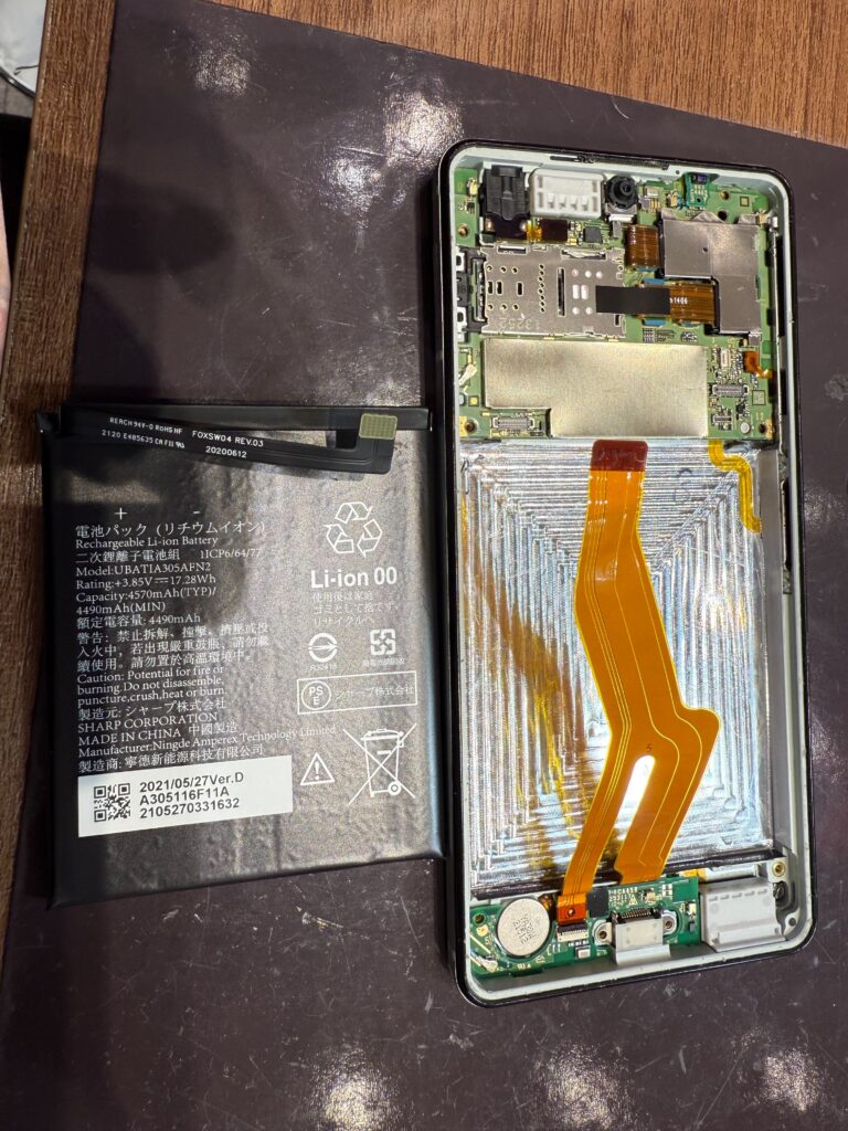 AQUOS sense5G 劣化したバッテリー取り外し後の状態