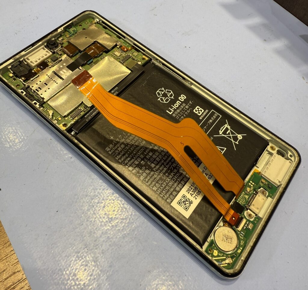 AQUOS sense5G バッテリーをウォーマーで温めている様子 宮崎市スマホ修理