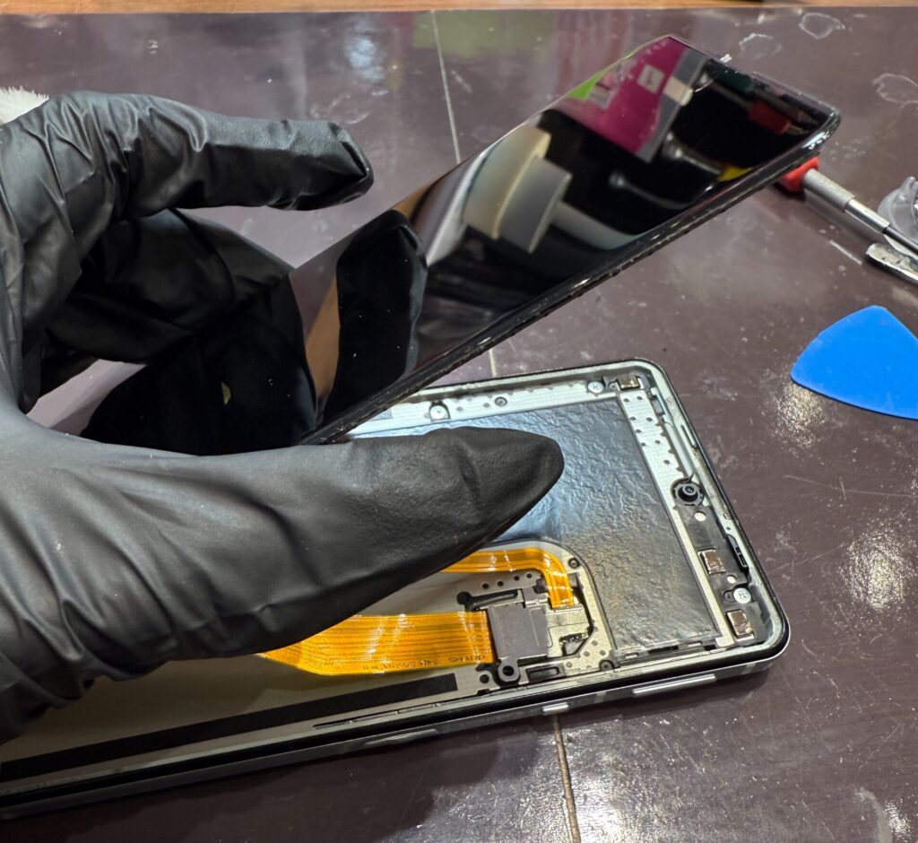 AQUOS sense5G 分解直後の内部状態 バッテリー交換修理 宮崎店