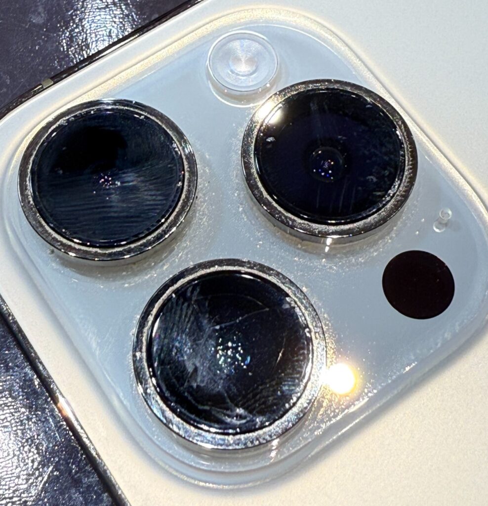 iPhone 14 Pro Max カメラレンズ割れ 修理前
